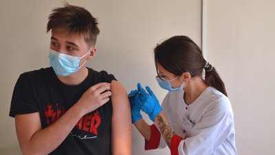 На Одещині вакцинували від COVID-19 понад 2,5 тис. підлітків. Що розповіли в дитячій поліклініці