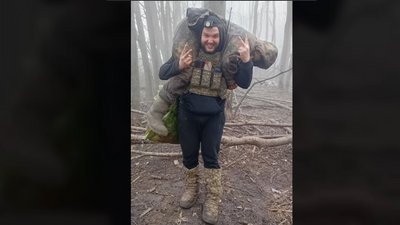 Поранений білорус, якого виносить український боєць
