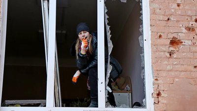 Директорка Чернігівської школи прибирає школу і затуляє вікна Директорка Чернігівської школи прибирає школу і затуляє вікна