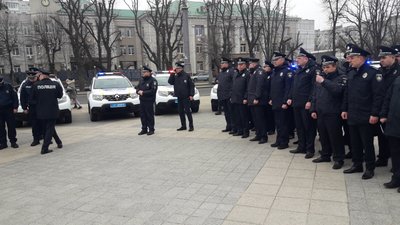 Поліцейські офіцери черкаських громад отримали ключі від нових автомобілів Поліцейські офіцери черкаських громад отримали ключі від нових автомобілів