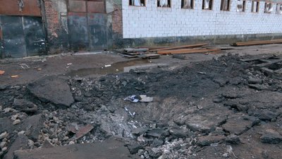 Вирва від вибуху внаслідок падіння "шахеда" на територію підприємства у Чернігові