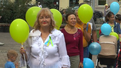 У середмісті Івано-Франківська переселенці утворили "живий" тризуб У середмісті Івано-Франківська переселенці утворили "живий" тризуб