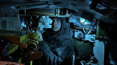 Миколаївський морпіх Денис у танку Миколаївський морпіх Денис у танку