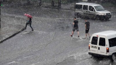 Тепло та з дощами. Що буде з погодою у вівторок