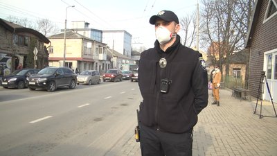 Поліцейські перевіряють дотримання карантинних вимог у громадському транспорті Поліцейські перевіряють дотримання карантинних вимог у громадському транспорті