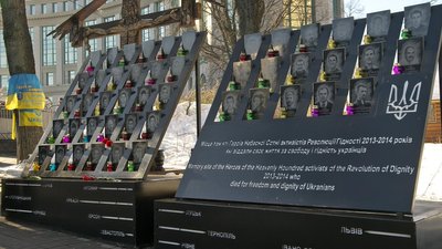 У центрі Києва "Нацкорпус" зніс інсталяцію "радянських" інтер'єрів. Її перенесуть