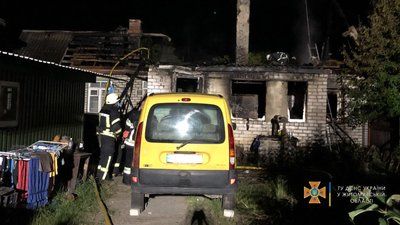 Пожежа неподалік Житомира: власниця будинку та донька намагалися загасити полум'я і отримали опіки