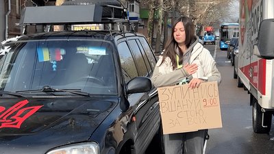 У Миколаєві містяни хвилиною мовчання вшанували загиблих героїв У Миколаєві містяни хвилиною мовчання вшанували загиблих героїв