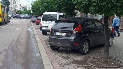 У Франківську почали встановлювати антипаркувальні пристрої У Франківську почали встановлювати антипаркувальні пристрої