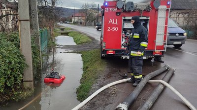 Підтоплення на вулиці Вчительській в Ужгороді Підтоплення на вулиці Вчительській в Ужгороді
