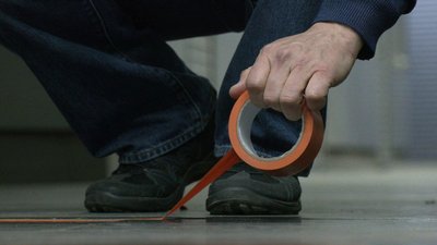 Тримайте дистанцію. Біля пунктів прийому "Мегабанку" в переходах встановлюють позначки