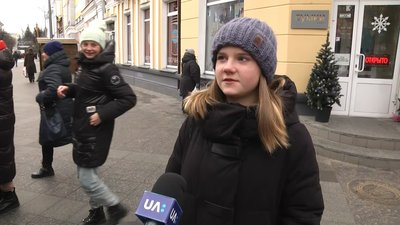 У Житомирі Санта-Клаус із керованою лялькою-тигром дає мінівистави на вулиці У Житомирі Санта-Клаус із керованою лялькою-тигром дає мінівистави на вулиці