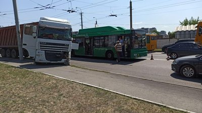 Аварія в Дніпрі: зіткнулись фура й пасажирський автобус, двоє травмованих