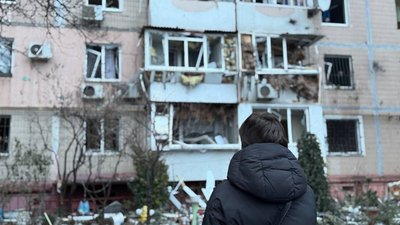 Жінка біля багатоквартирного будинку в Запоріжжі