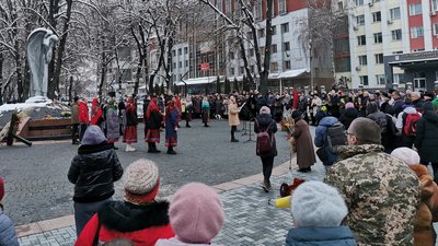 З лампадками, колосками та квітами: житомиряни прийшли вшанувати пам'ять жертв голодоморів З лампадками, колосками та квітами: житомиряни прийшли вшанувати пам'ять жертв голодоморів