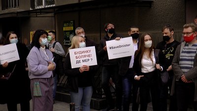 Франківці виступили проти засклення колонади готелю Дністер Франківці виступили проти засклення колонади готелю Дністер