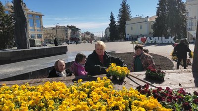 На луцьких клумбах уже висадили півтори тисячі квітів На луцьких клумбах уже висадили півтори тисячі квітів