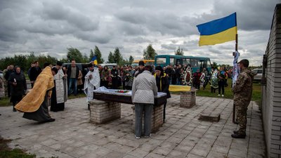 У Ніжині попрощалися із загиблим снайпером Артемом Григоренком У Ніжині попрощалися із загиблим снайпером Артемом Григоренком