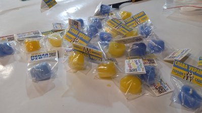 У Тернополі переселенці вчилися робити свічки У Тернополі переселенці вчилися робити свічки