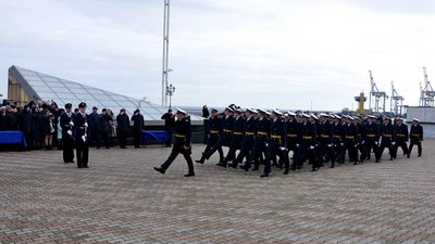 Двоє звільнених з російського полону моряків відгуляли випускний Двоє звільнених з російського полону моряків відгуляли випускний