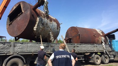 Збував у Європу: на Рівненщині вилучили 5 бочок для спалювання деревного вугілля