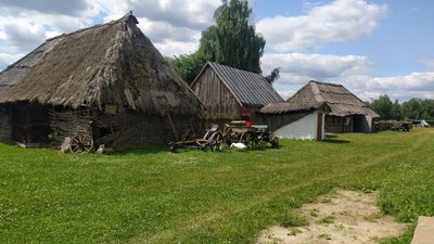 У музеї біля Луцька почали перекривати дах двохсотлітньої хати за старовинною технологією У музеї біля Луцька почали перекривати дах двохсотлітньої хати за старовинною технологією