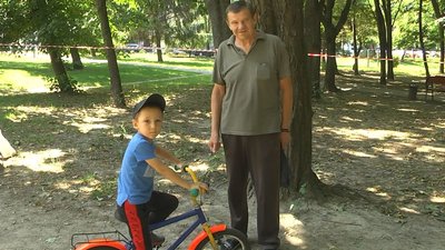 Велоквест у Луцьку: патрульні поліцейські вчили дітей правил дорожнього руху