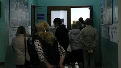 На виборчих дільницях у Херсоні - черги На виборчих дільницях у Херсоні - черги