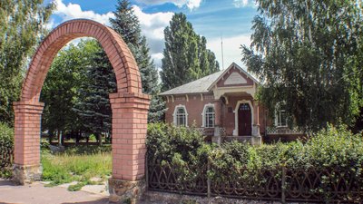 Дерев'яна хата в поєднанні з церковним стилем: український архітектурний модерн на Чернігівщині Дерев'яна хата в поєднанні з церковним стилем: український архітектурний модерн на Чернігівщині