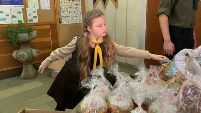 Тернопільські пластуни роздали переселенцям майже півтори сотні пасок