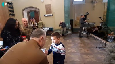 У Рівному дітям загиблих бійців вручили "Батьківські серця" У Рівному дітям загиблих бійців вручили "Батьківські серця"