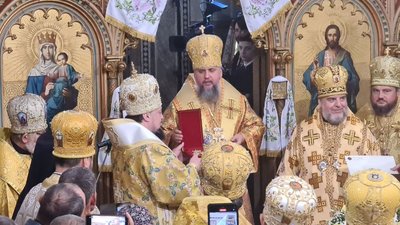 Митрополит Епіфаній під час недільного богослужіння в Чернівцях нагороджує владику Германа Митрополит Епіфаній під час недільного богослужіння в Чернівцях нагороджує владику Германа