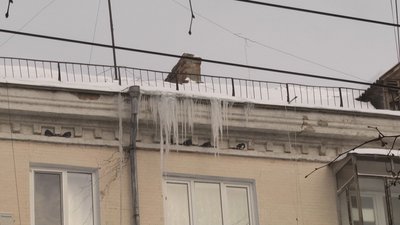 Збивати бурульки у Житомирі почнуть з настанням відлиги Збивати бурульки у Житомирі почнуть з настанням відлиги