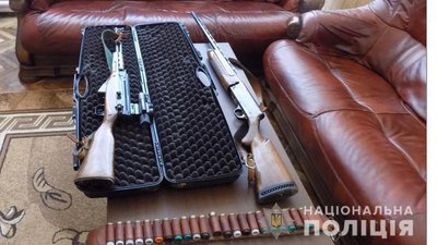 Викрали зброю та набої: двом жителям Хустщини повідомили про підозру у пограбуванні