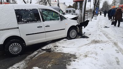 У ДТП зіткнулися дві автівки У ДТП зіткнулися дві автівки