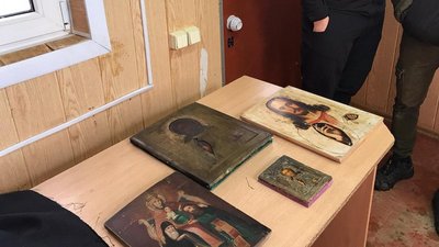 Жителя Луганщини спіймали на контрабанді старовинних ікон до РФ Жителя Луганщини спіймали на контрабанді старовинних ікон до РФ