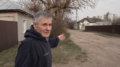 Чернігівець Володимир Бабич розказує, як латають ямки на дорозі у Чернігові