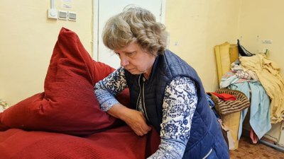 "Легке пір'я – важка робота". Кропивничанки шиють подушки та матраци для поранених бійців "Легке пір'я – важка робота". Кропивничанки шиють подушки та матраци для поранених бійців