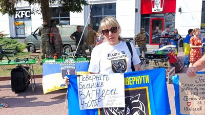 Тетяна на акції "Поверніть героїв з полону. Знайдіть безвісти зниклих" у Хмельницькому