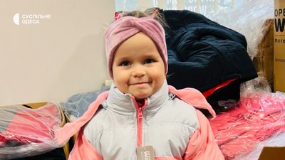 В Одесі переселенцям з Херсонщини роздають куртки В Одесі переселенцям з Херсонщини роздають куртки
