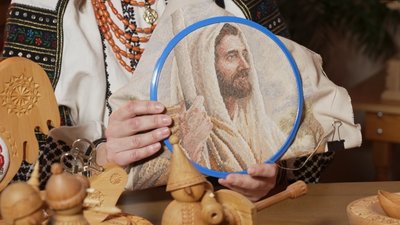 "Я віднайшов себе у дереві": понад 13 років народний майстер із Сарн Ігор Петрук займається різьбою "Я віднайшов себе у дереві": понад 13 років народний майстер із Сарн Ігор Петрук займається різьбою