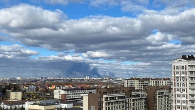 У Бучу на Київщині заїхала російська техніка, у багатоповерхівку потрапив снаряд У Бучу на Київщині заїхала російська техніка, у багатоповерхівку потрапив снаряд