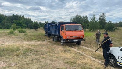 Вивозив вантажівкою: на Вінниччині чоловік незаконно добував пісок