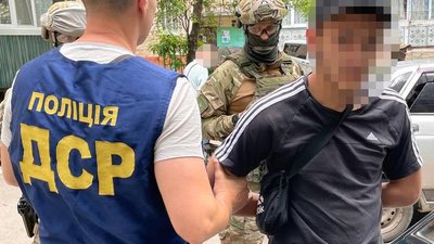У Полтаві трьох людей затримали за підозрою у вимаганні У Полтаві трьох людей затримали за підозрою у вимаганні