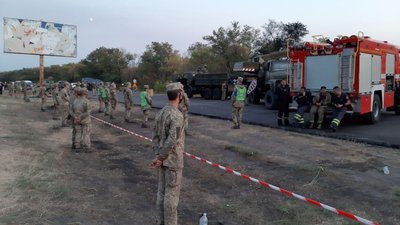 Уламки Ан-26 в Чугуєві перевозять до військової частини: фото Уламки Ан-26 в Чугуєві перевозять до військової частини: фото