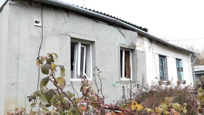 "Не знаю, як зимувати", – житель селища Ставище на Житомирщині показує пошкоджене обстрілами житло "Не знаю, як зимувати", – житель селища Ставище на Житомирщині показує пошкоджене обстрілами житло