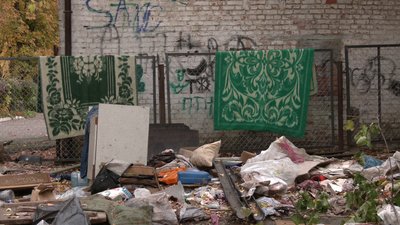 Після демонтажу гаражів у Рівному залишились речі та сміття. Що із цим робитимуть
