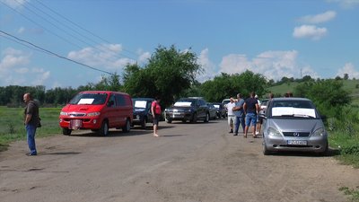 Жителі Березанського району, що на Миколаївщині, чергують на дорозі — не пропускають вантажівки