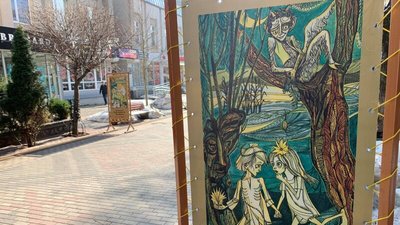 У Луцьку просто неба встановили постери з героями "Лісової пісні" У Луцьку просто неба встановили постери з героями "Лісової пісні"