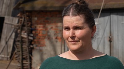 "Це важко": у селі на Волині господарюють самі жінки, майже усі чоловіки воюють — Олеся Вознюк "Це важко": у селі на Волині господарюють самі жінки, майже усі чоловіки воюють — Олеся Вознюк
